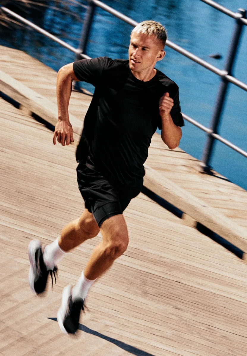 MOMENTUM RUNNING T-SHIRT - Image 15